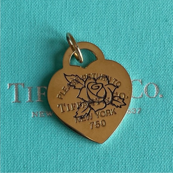 Tiffany large rose gold RTT etched rose heart charm - Picture 2 of 6